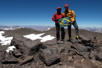 Pedro Hauck e Waldemar Niclevicz no cume do Vulcão Pissis