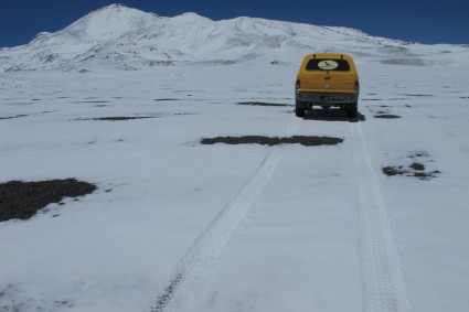 A Andina enfrentando neve a caminho do Ojos del Salado