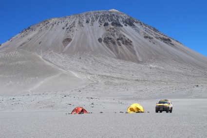 Acampamento-base do Incahuasi (6.621m), ao fundo o Fraile (6.061m). Foto de Waldemar Niclevicz.