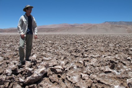 Waldemar Niclevicz no Salar de Antofalla. Foto de Silvia Bonora.