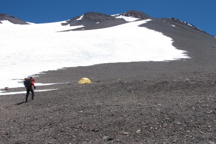 Acampamento alto (campo 3, 5.700m) do Pissis. Foto de Waldemar Niclevicz.