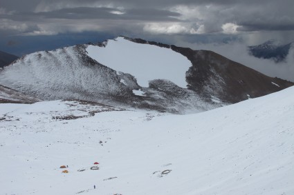 Acampamento alto do Mercedário, Pirca de Indios (5.100m). Foto de Waldemar Niclevicz.