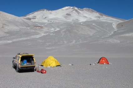 Acampamento-base (4.900m) com o Incahuasi ao fundo, Face Oeste, Chile. Foto de Waldemar Niclevicz.