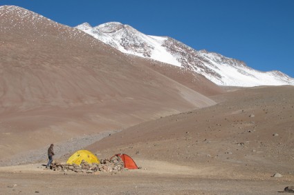 Acampamento-base (4.900m) do Tres Cruces. Foto de Waldemar Niclevicz.