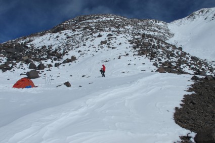 Acampamento alto (6.100m) no Tres Cruces, a rota segue pela rampa de neve do lado direito até o colo, então à esquerda rumo ao cume. Foto de Waldemar Niclevicz.