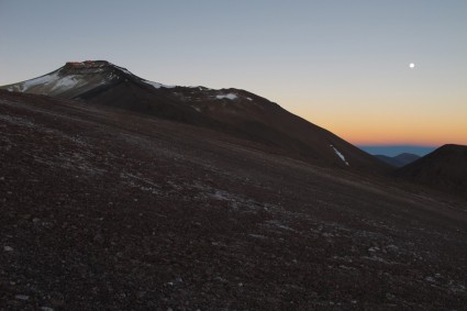 Amanhecer durante a escalada do Antofalla. Foto de Waldemar Niclevicz