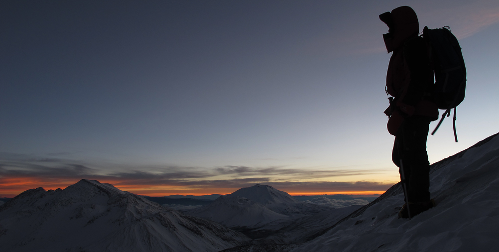 Amanhecer durante a escalada do Ojos del Salado (6.893m). Foto de Waldemar Niclevicz.