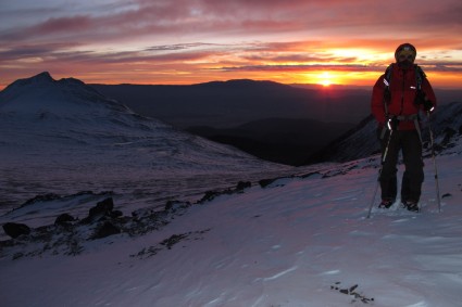 Amanhecer durante ataque ao cume do Nevado de Cachi. Foto de Waldemar Niclevicz