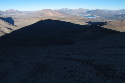Amanhecer durante o ataque ao cume do Incahuasi, à direita a Laguna Verde, Chile. Foto de Waldemar Niclevicz.