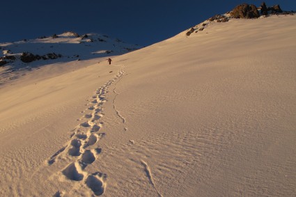 Amanhecer durante o ataque ao cume do Mercedário, próximo a El Diente (6.100m). Foto de Waldemar Niclevicz.