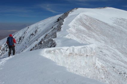 Crista final, à direita ao fundo o cume do Nevado de Cachi. Foto de Waldemar Niclevicz