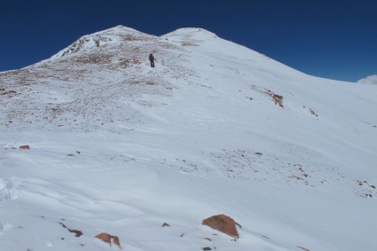 Depois de muitos cumes falsos, finalmente o verdadeiro cume do Mercedário ao fundo. Foto de Waldemar Niclevicz.