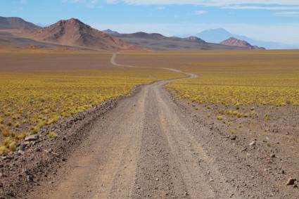 Estrada que leva ao Vulcão Antofalla, travessia pelo Mundo Andino durante a Expedição Topo das Américas. Foto de Waldemar Niclevicz.