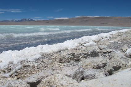 Laguna Celeste (4.400m) a caminho do Pissis, ao fundo o Ojos del Salado. Foto de Waldemar Niclevicz.