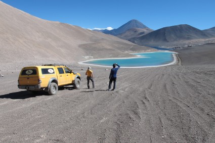 Laguna del Peinado, vulcão El Peinado ao fundo. Foto de Waldemar Niclevicz.