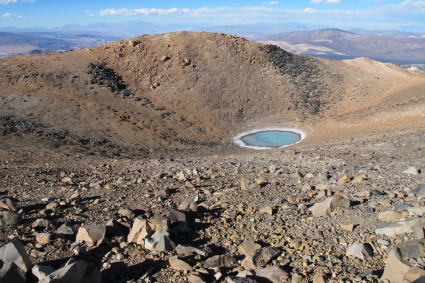 Laguna no interior da cratera do El Peinado. Foto de Waldemar Niclevicz.