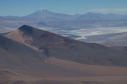 O Llullaillaco visto do cume do Vulcão Antofalla. Foto de Waldemar Niclevicz