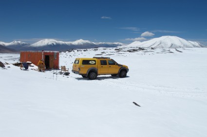O Refugio Atacama (5.280m), no Ojos del Salado. Foto de Waldemar Niclevicz.