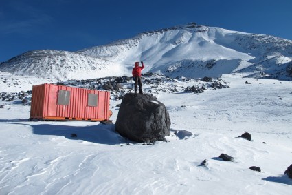 O Refugio Tejos (5.800m), ao fundo o Ojos del Salado. Foto de Waldemar Niclevicz.