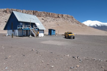 O Refúgio Cláudio Lucero (4.540m), base do Ojos del Salado. Foto de Waldemar Niclevicz.