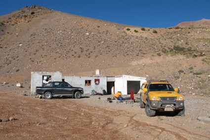 Refugio Lagunas Blancas (3.100m), base do Mercedário.Foto de Waldemar Niclevicz.