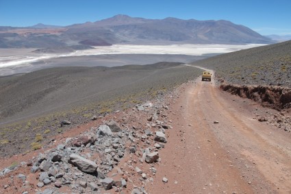 Rumo ao Vulcão Antofalla, que aparece ao fundo em último plano, após o Salar de Antofalla. Foto de Waldemar Niclevicz