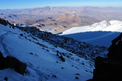 Vista dos 6.650m, campo de pedras que se atravessa para se chegar ao cume do Tres Cruces. Foto de Waldemar Niclevicz.