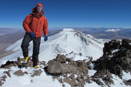 Waldemar Niclevicz no cume do Tres cruces (6.748m). Foto de Pedro Hauck.