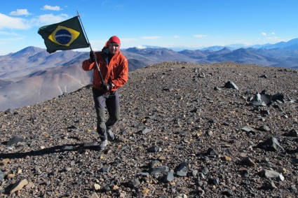 Waldemar Niclevicz no cume do Vulcão El Peinado. Foto de Pedro Hauck.