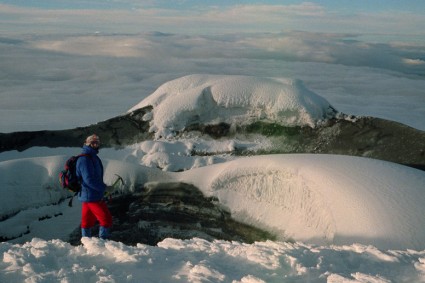 Waldemar Niclevicz no cume do Cotopaxi, Equador, em 1989.