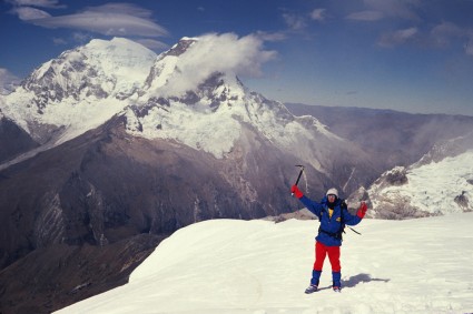 Waldemar Niclevicz no cume do Pisco, Peru, em 1989. Ao fundo o Huascaran.