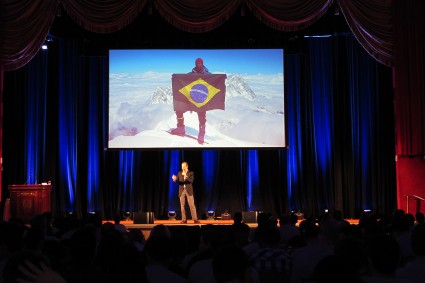 Waldemar Niclevicz em palestra em Nova Iorque, O Brasil no Topo do Mundo no Waldorf Astoria. Foto de Silvia Niclevicz.