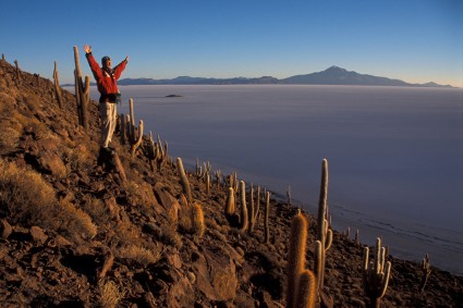 Waldemar Niclevicz no Salar de Uyuni, Bolívia. Foto de Julio Aracheski