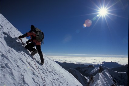 Amanhecer durante a escalada do Chachacomani, Bolívia. Foto de Waldemar Niclevicz.