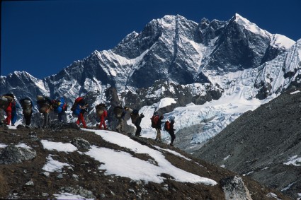 A caminho da segunda escalada do Everest, realizada em 2005, Nepal. Foto de W. Niclevicz