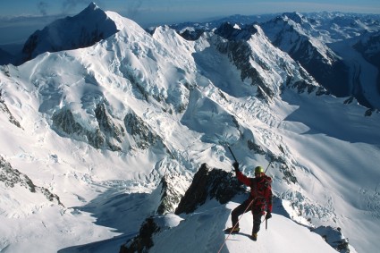 Niclevicz durante a escalada do Mount Cook, Nova Zelândia. Foto de Marty Beare