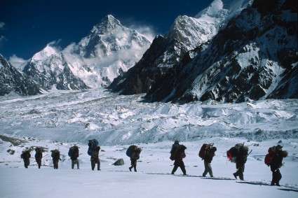 Carregadores com o K2 (8.611m). Foto de Waldemar Niclevicz.