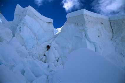 Enfrentando a Cascata de Gelo do Everest. Foto de Waldemar Niclevicz.