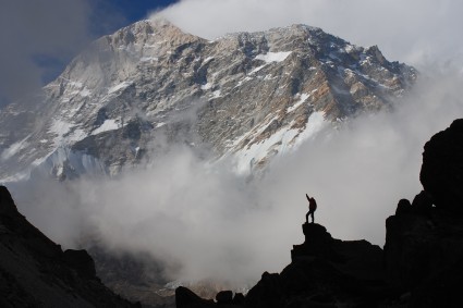 Entardecer sobre o Makalu (8.463m), a quinta maior montanha do mundo. Foto de Waldemar Niclevicz.