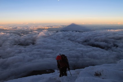 Amanhecer durante a escalada do Chimborazo. Foto de Waldemar Niclevicz