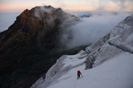 Amanhecer durante a escalada do Illiniza Sul (5.263m). Foto de Waldemar Niclevicz