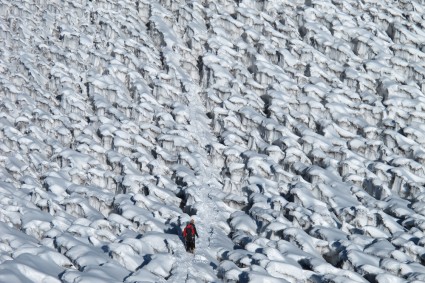 Cruzando penitentes a caminho do cume do Chimborazo. Foto de Waldemar Niclevicz