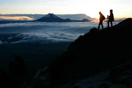 Amanhecer durante a escalada do Illiniza Norte (5.126m). Ao fundo o Cotopaxi. Foto de W. Niclevicz.