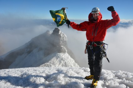 Waldemar Niclevicz no cume do Illiniza Sul (5.263m). Foto de Santiago Quintero.