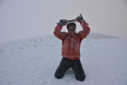 Waldemar Niclevicz, após 25 anos, novamente no cume do Cotopaxi (5.897m). Foto de Santiago Quintero.