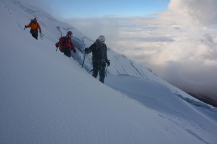 Escalando o Cotopaxi (5.897m). Foto de Waldemar Niclevicz