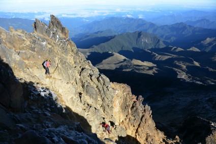 Escalando o Illiniza Norte (5.126m). Foto de Waldemar Niclevicz