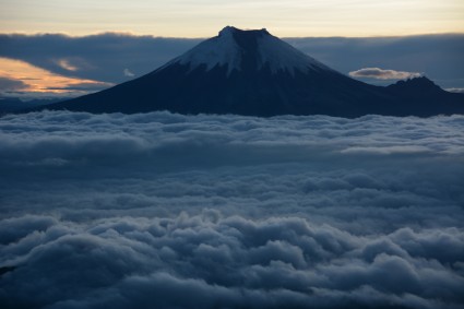 O Cotopaxi visto ao amanhecer desde o Illiniza Norte. Foto de Waldemar Niclevicz