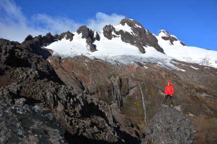 Waldemar Niclevicz em frente ao El Altar (5.319m). Foto de Silvia Niclevicz