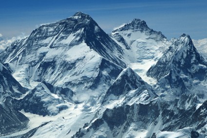 O Everest (8.848m) e o Lhotse (8.501m), vistos do cume do Cho Oyo (8.201m). Foto de Waldemar Niclevicz.